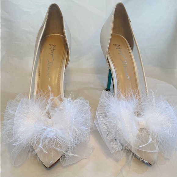 Betsey Johnson Cream and White Stiletto Heels with Feather Embellishments - Picture 2 of 9